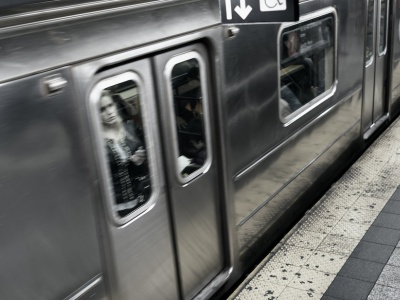 دوست‌ناپذیرها: تبلیغ عجیب ۱ میلیونی AI Friend در مترو نیویورک